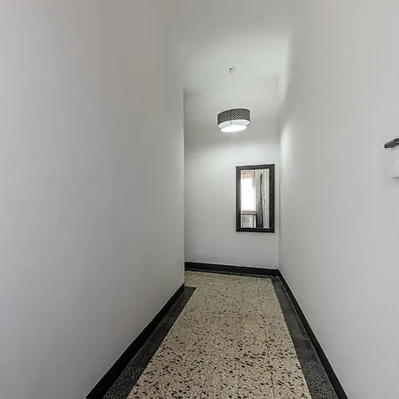 アパート Next Stop - 3 Bedrooms Facing The Station モデナ