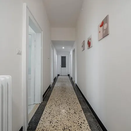 Next Stop - 3 Bedrooms Facing The Station モデナ