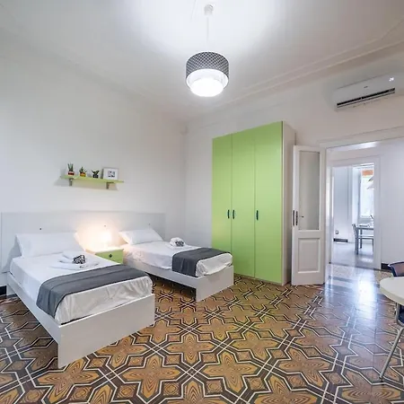 아파트 Next Stop - 3 Bedrooms Facing The Station *