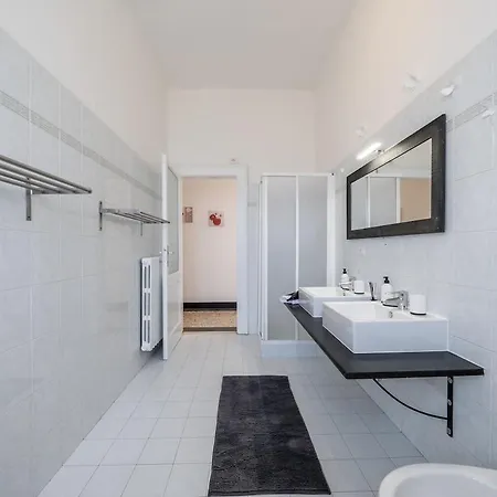 Next Stop - 3 Bedrooms Facing The Station *