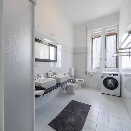 アパート Next Stop - 3 Bedrooms Facing The Station モデナ