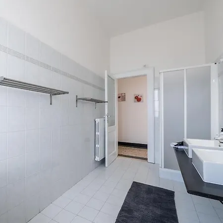 Next Stop - 3 Bedrooms Facing The Station アパート